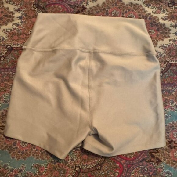 ALO YOGA 3" High-Waist Airlift Short - Picture 2 of 4